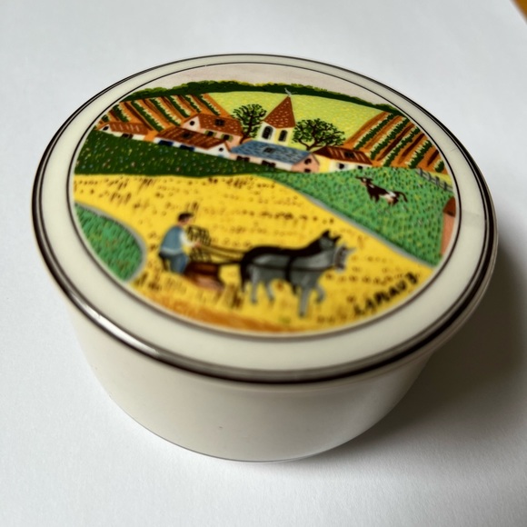 Cute dish with lid; farmhouse decor. Dishwasher safe. Made in Luxembourg - Picture 8 of 9